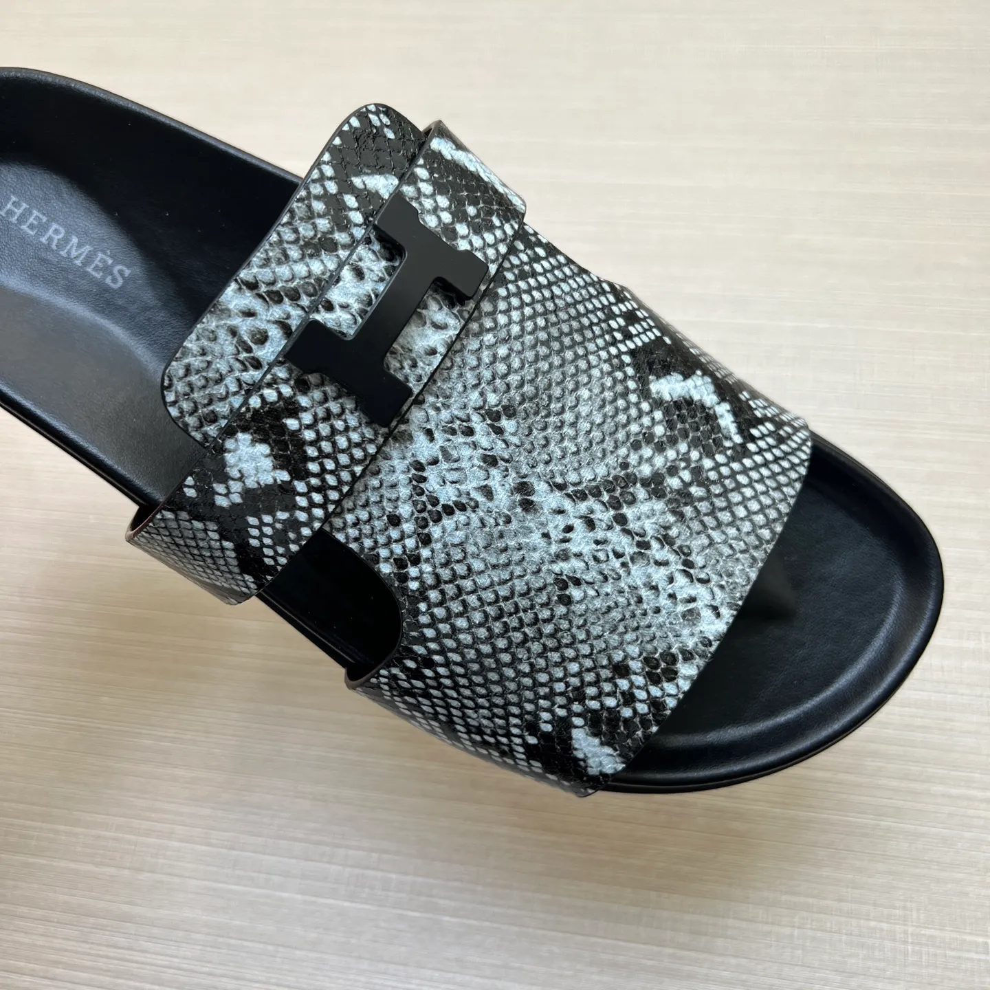 [H Family Hermès] P: 360💰 Size: 38-45 Hermes Men’s Kazimir Slippers - 2025 Summer New Hermès Same as the original version, with colored cowhide surface + rubber combined sole, handmade by master-level craftsmen! ❥High-end customization, exclusive products, the highest version in the industry.